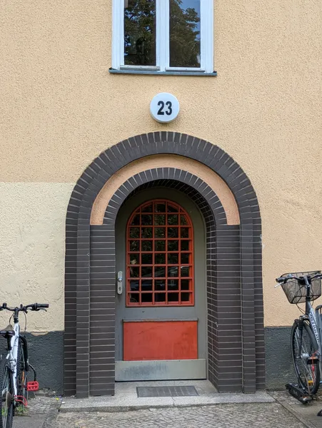 Frisch sanierte 2-Zimmer-Wohnung mit EBK — photo 1